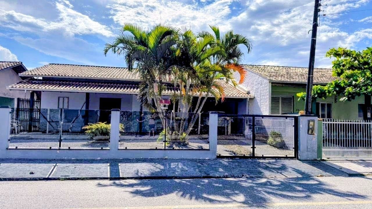 Casa no Centro de Penha a 800 metros do mar