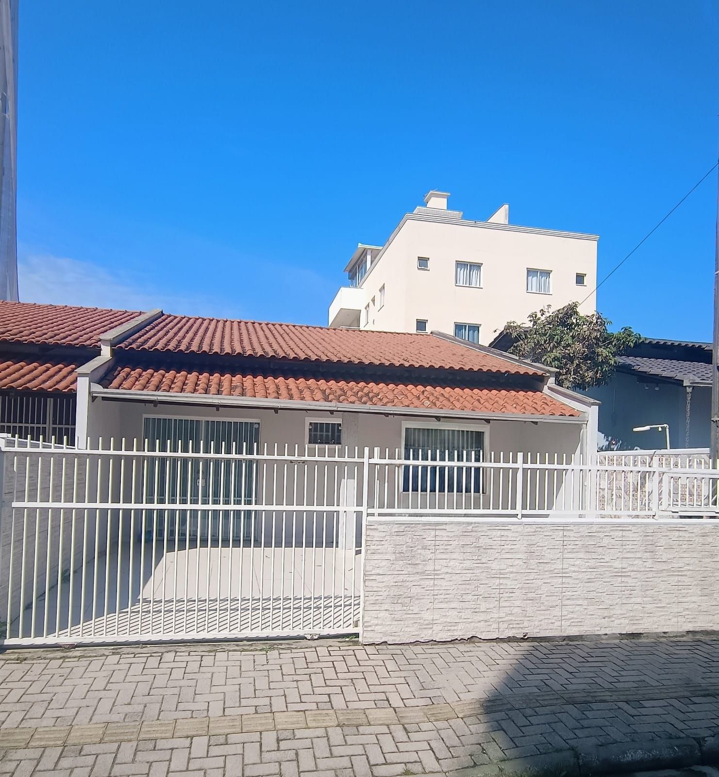Casa semi mobiliada-1 suíte+2quartos, 180mts da Praia - Itacolomi