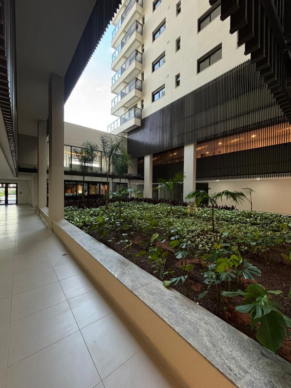 APARTAMENTO NOVO À VENDA | UPSIDE HOME CLUB – BALNEÁRIO PIÇARRAS  Torre 01 | Andar alto | Posição lateral | 3 dormitórios  Viva a experiência de morar em um dos empreendimentos mais desejados de Balneário Piçarras!  Apartamento novo, localizado na Torre 01, em andar alto e posição lateral, com uma combinação especial de vistas: um dos dormitórios contempla a área verde do Parque Ecológico, enquanto o outro proporciona vista lateral para o mar.  O imóvel possui uma planta moderna e funcional, composta por:  • 03 dormitórios, sendo 01 suíte • Sala de estar e jantar integradas • Cozinha integrada • Banheiro social • Sacada com churrasqueira • Área de serviço • 01 vaga de garagem  UM VERDADEIRO HOME CLUB  O Upside Home Club oferece uma estrutura completa de lazer, equipada e decorada, proporcionando conforto e diversão para toda a família:  🏊 Piscina adulto com borda infinita 🏊 Piscina infantil 🏊 Piscina coberta e aquecida 💦 Prainha e deck molhado 🍹 Bar molhado e lounge da piscina 🧘 Spa e sauna 🏋️ Academia 🎮 Game room e espaço teen 🧸 Brinquedoteca 🛝 Playground 🎉 Salões de festas e espaços gourmet com churrasqueira 🏀 Quadra poliesportiva 🔥 Praça do fogo 🐾 Pet place 🌳 Bosque e pomar 🚲 Bicicletário 🏖️ Acesso exclusivo à praia, com lava-pés e estrutura para banhistas 🧺 Lavanderia coletiva  O empreendimento é pé na areia, com localização privilegiada na Avenida Nereu Ramos, em Balneário Piçarras, unindo praticidade, lazer, natureza e a proximidade do mar.  ✨ Um apartamento novo, em andar alto, com vistas especiais e toda a estrutura de um resort para você e sua família aproveitarem o melhor do litoral catarinense.  Agende sua visita e venha conhecer este imóvel no Upside Home Club.