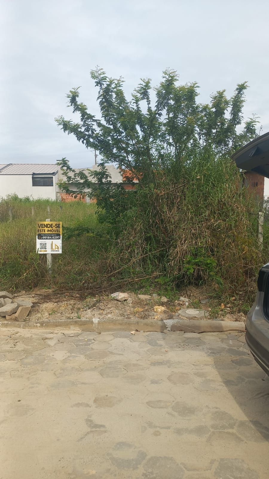Terreno em rua calçada, próximo a praia do Grant em Itajuba
