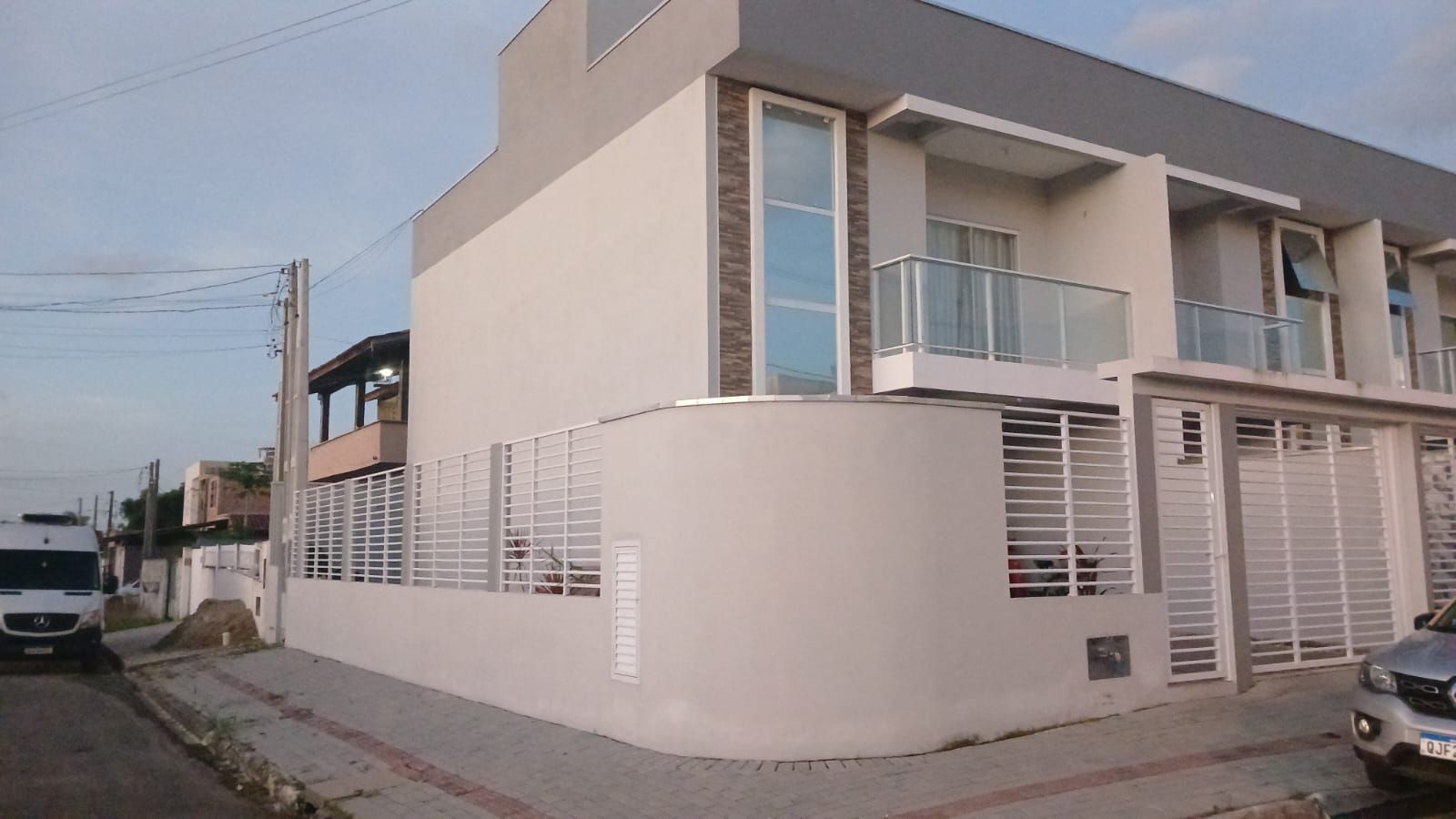 Sobrado com 3 dormitório e 1 suíte no Bairro N. Sra. de Fátima