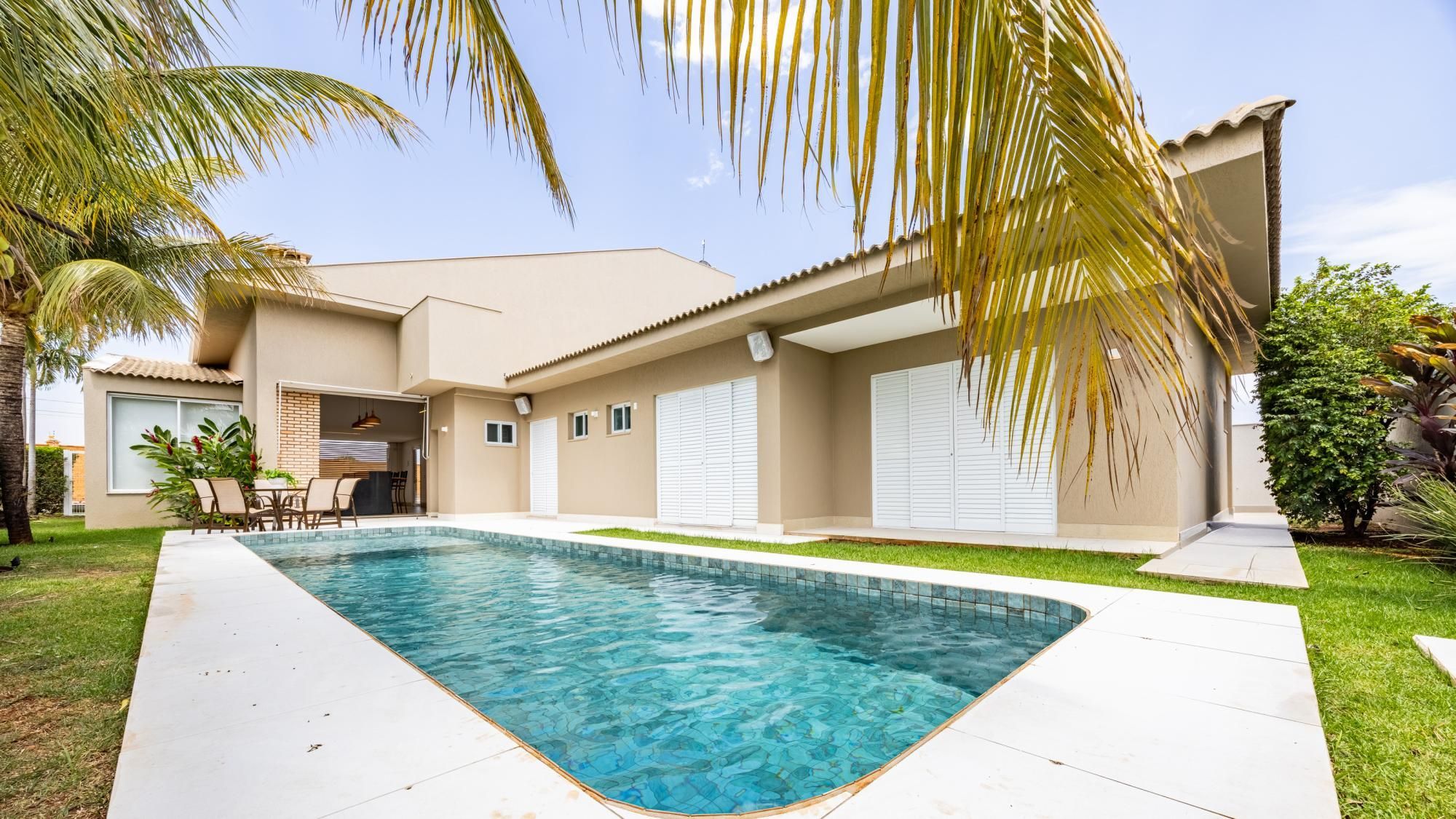 Casa térrea com 4 suítes, piscina aquecida e projeto integrado à natureza