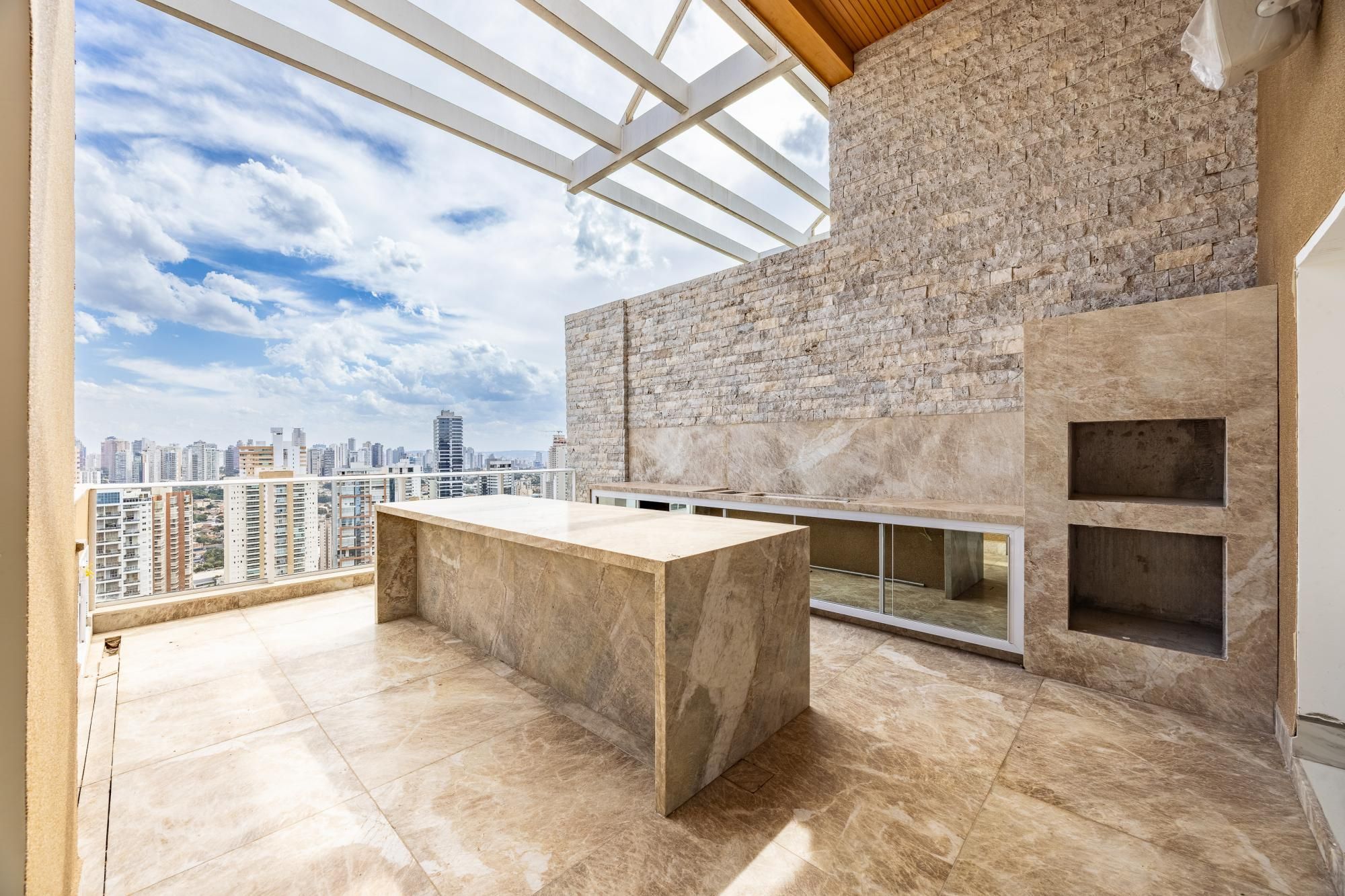 Cobertura duplex à venda no Park House Flamboyant com 558 m² e 4 suítes
