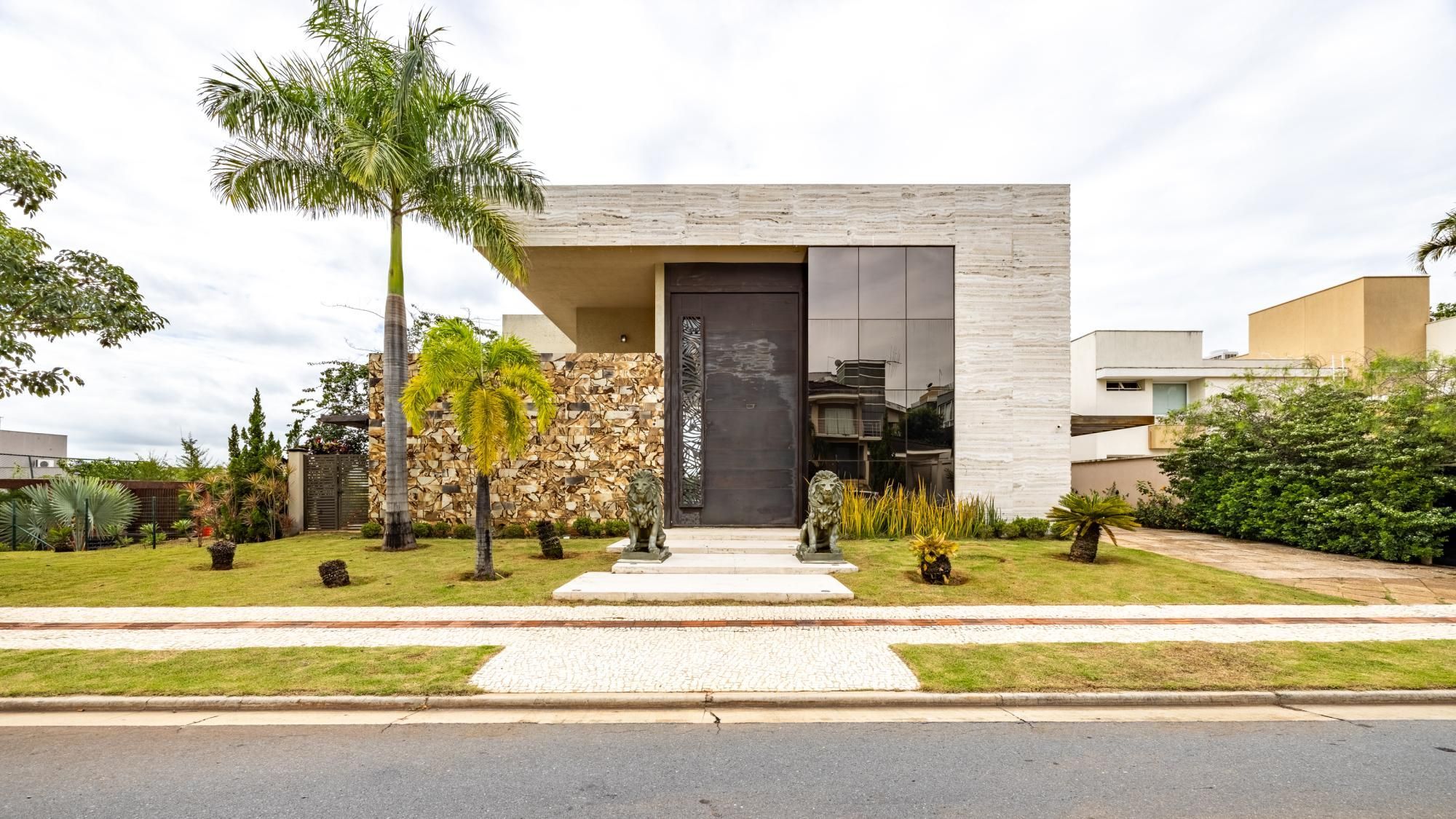Casa para aluguel no Alphaville Araguaia com 5 suítes e lazer completo