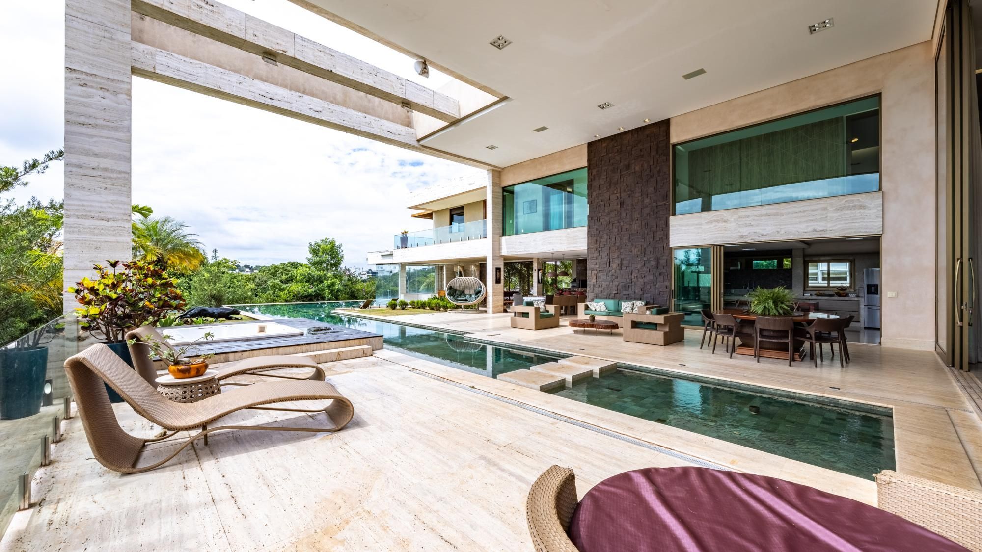 Casa para aluguel no Alphaville Araguaia com 5 suítes e lazer completo