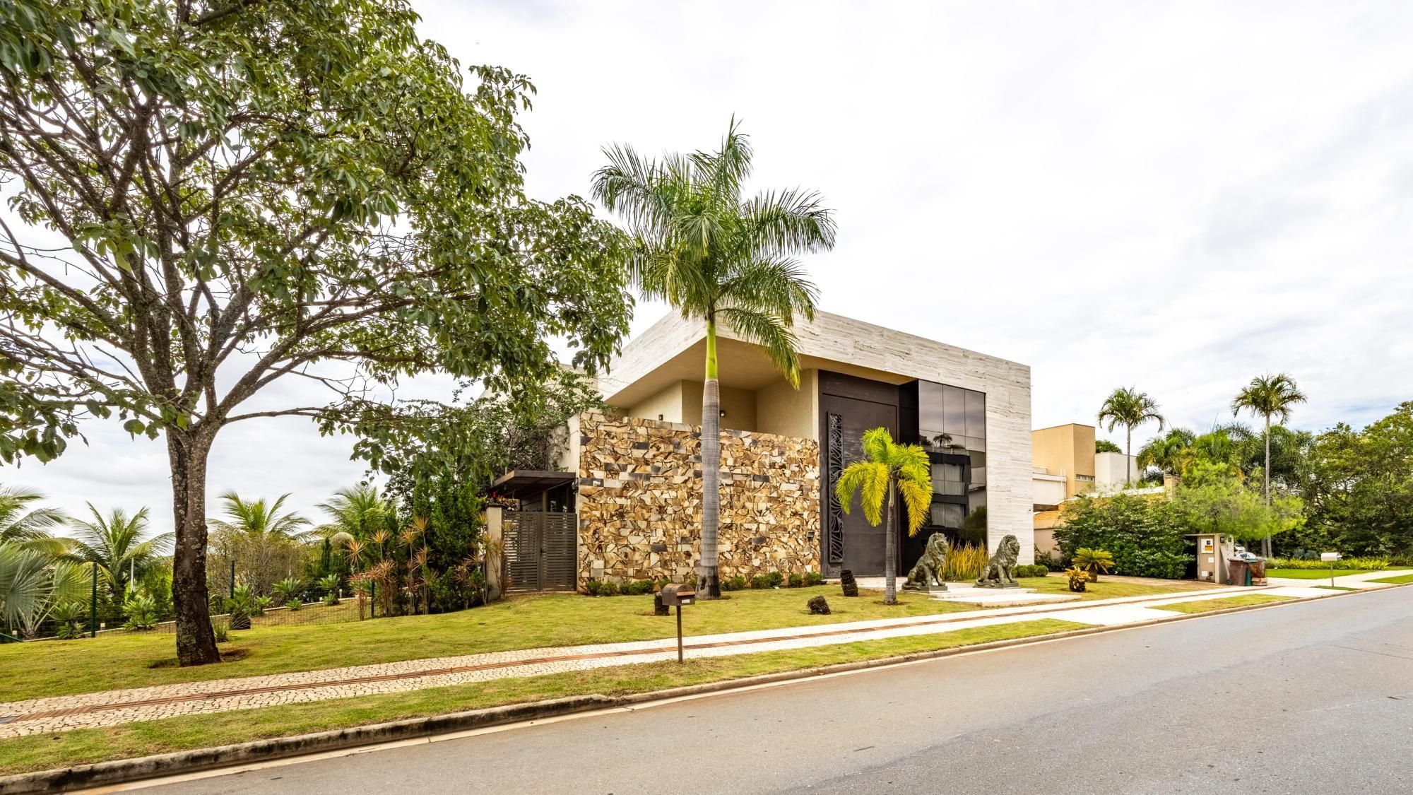 Casa para aluguel no Alphaville Araguaia com 5 suítes e lazer completo