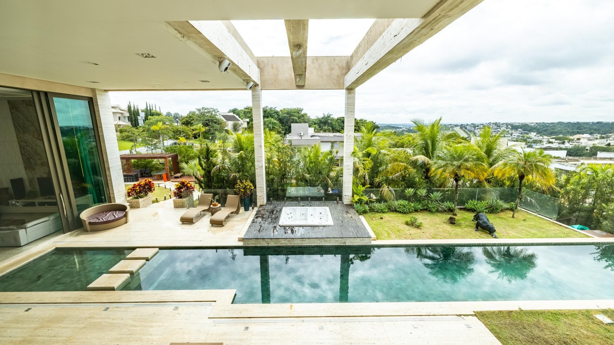 Casa para aluguel no Alphaville Araguaia com 5 suítes e lazer completo