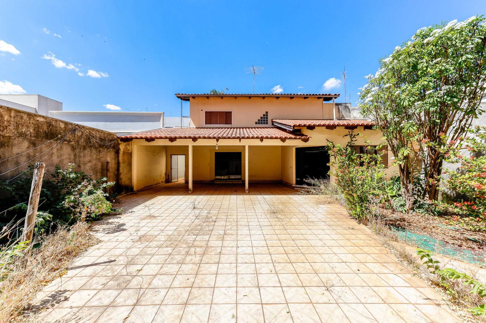 Sobrado à venda na Rua 135 com 3 suítes, 386 m² e terreno de 560 m² — foto 1