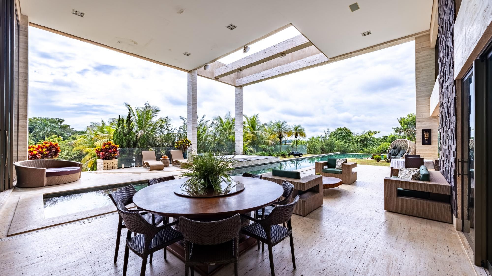 Casa para aluguel no Alphaville Araguaia com 5 suítes e lazer completo