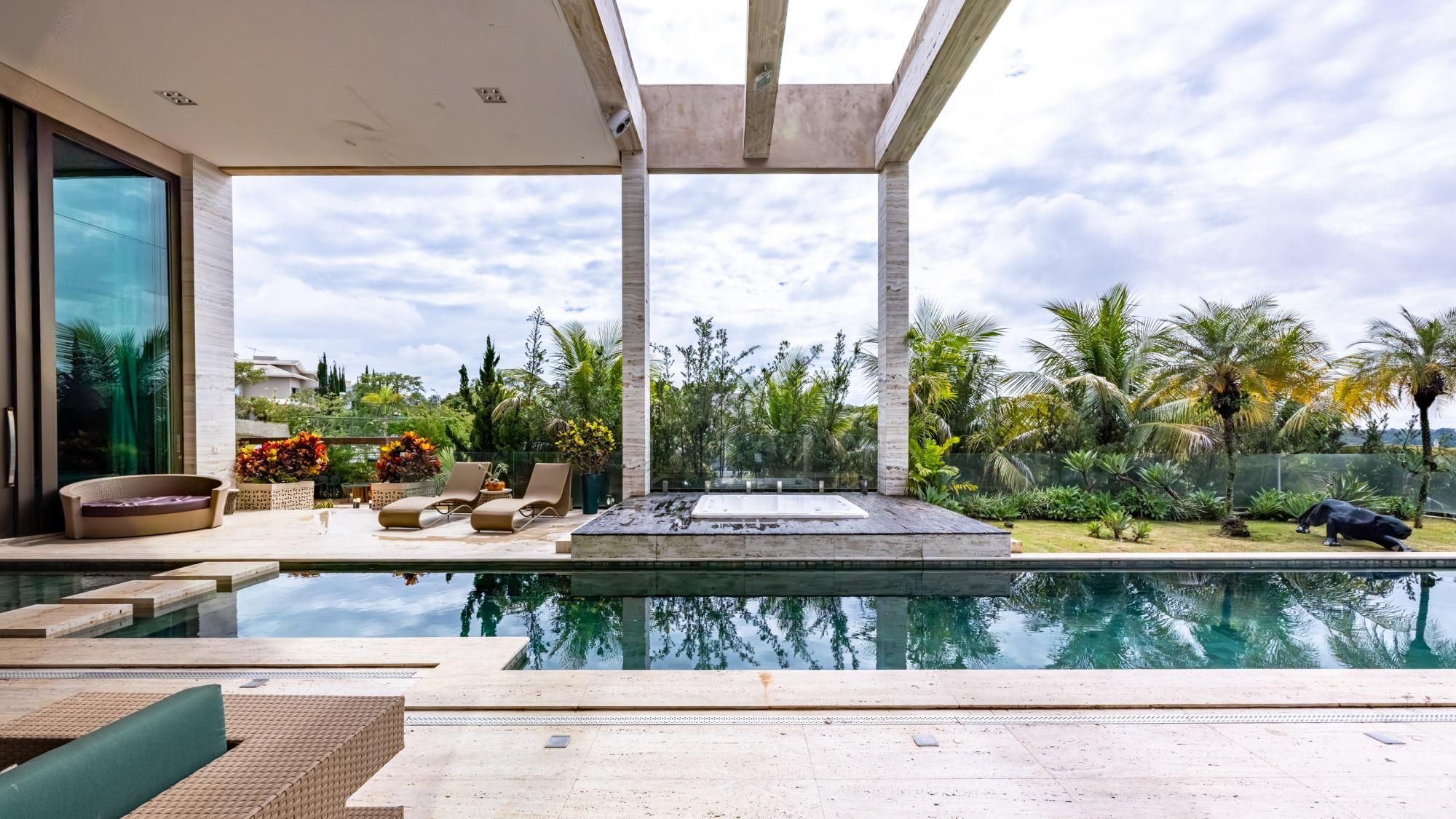 Casa para aluguel no Alphaville Araguaia com 5 suítes e lazer completo