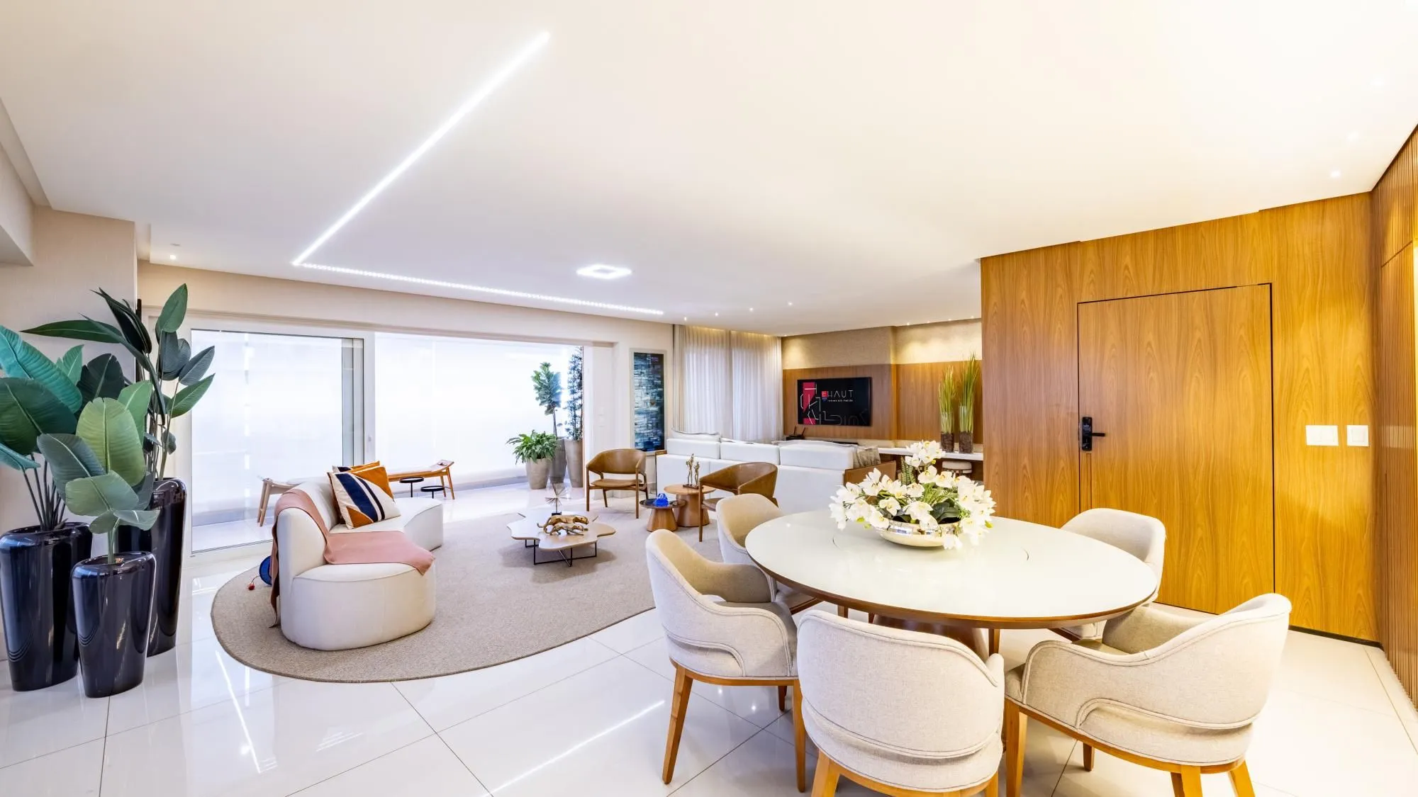 Apartamento mobiliado na Alameda Ricardo Paranhos com 265 m², 3 suítes e 4 vagas