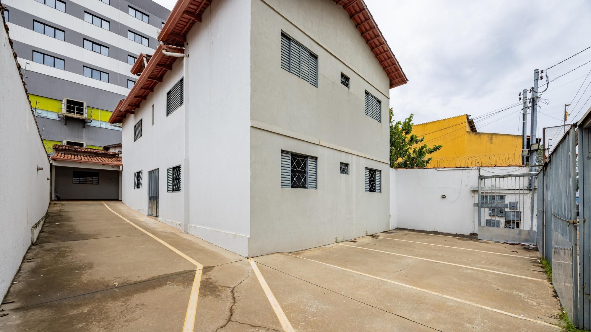 Casa Comercial, com 6 apartamentos de 2 quartos, 334 m2 de construção, no Setor