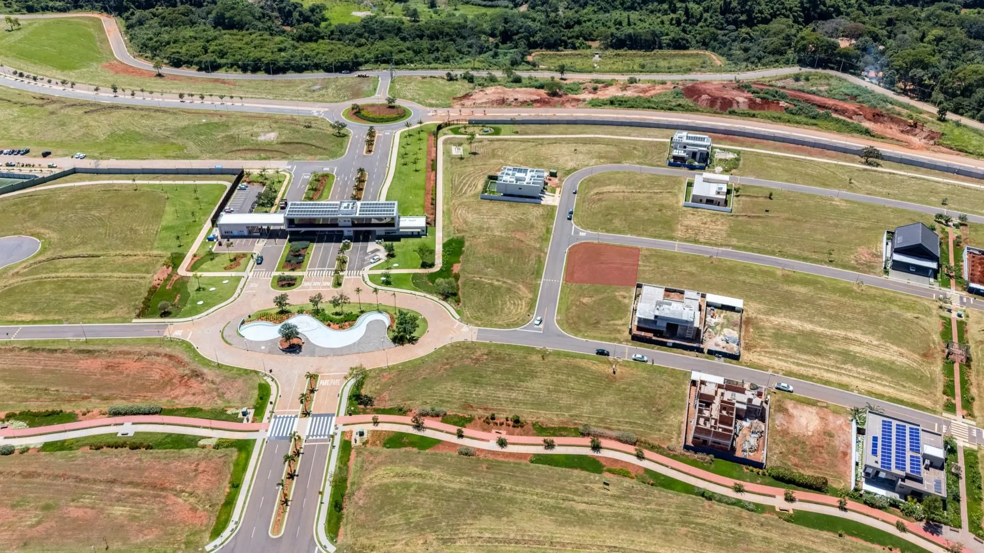 Lote de esquina no Plateau D’or Unique com 768 m² próximo à portaria