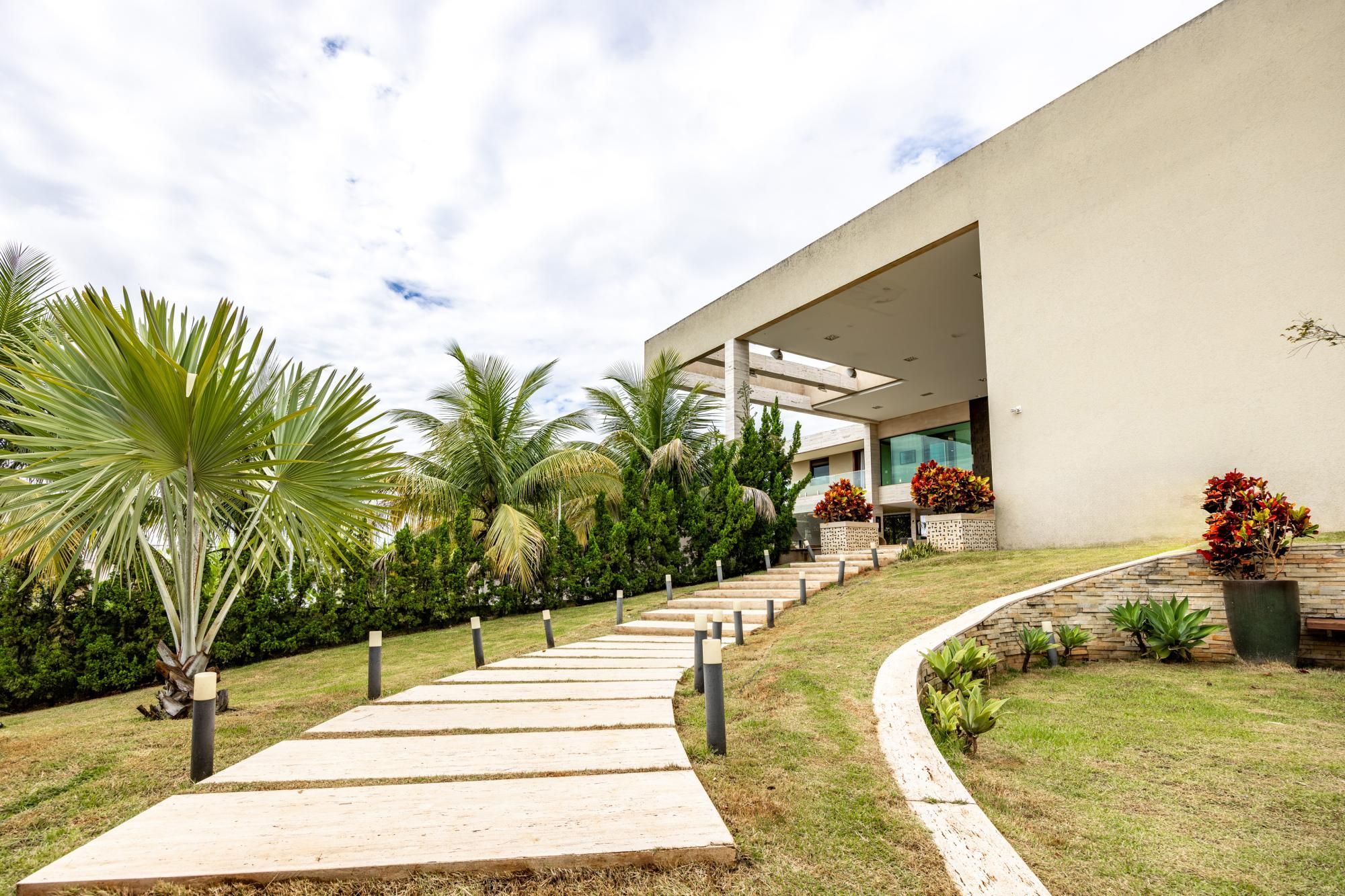 Casa para aluguel no Alphaville Araguaia com 5 suítes e lazer completo