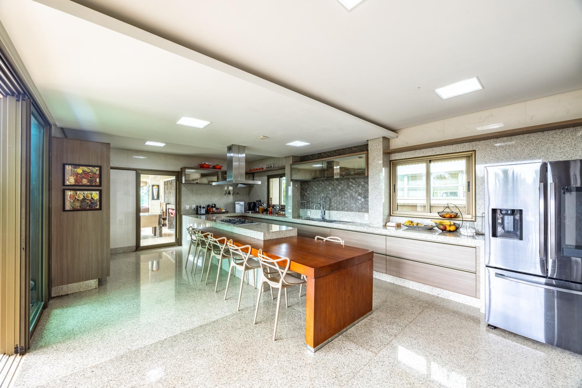 Casa para aluguel no Alphaville Araguaia com 5 suítes e lazer completo