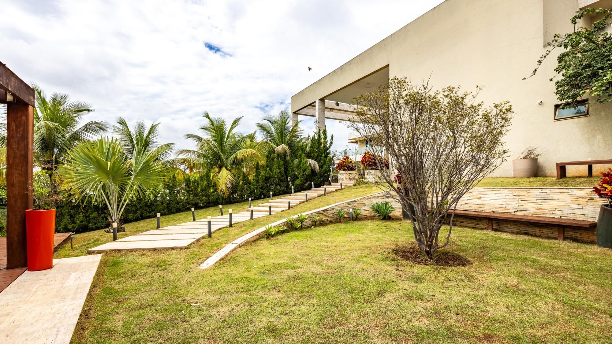 Casa para aluguel no Alphaville Araguaia com 5 suítes e lazer completo