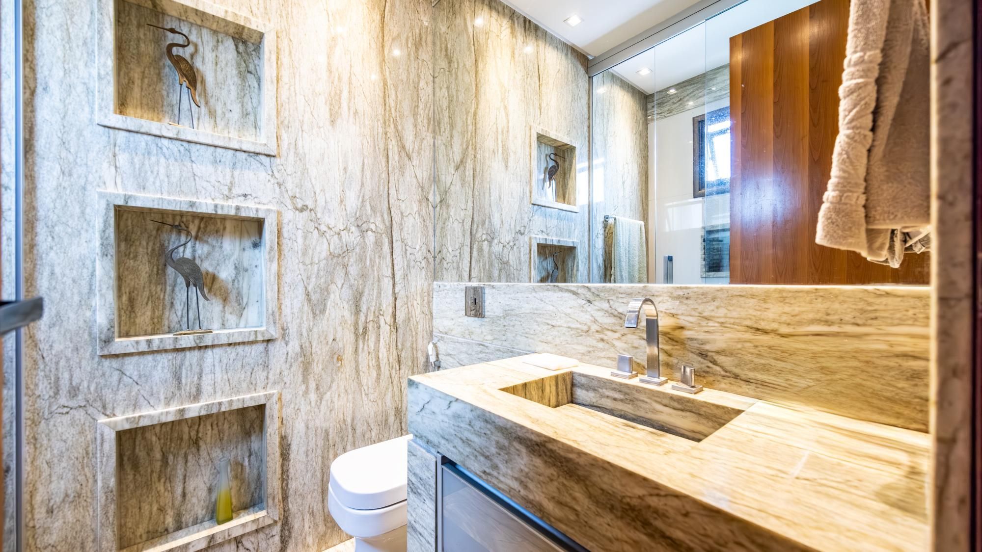 Casa para aluguel no Alphaville Araguaia com 5 suítes e lazer completo