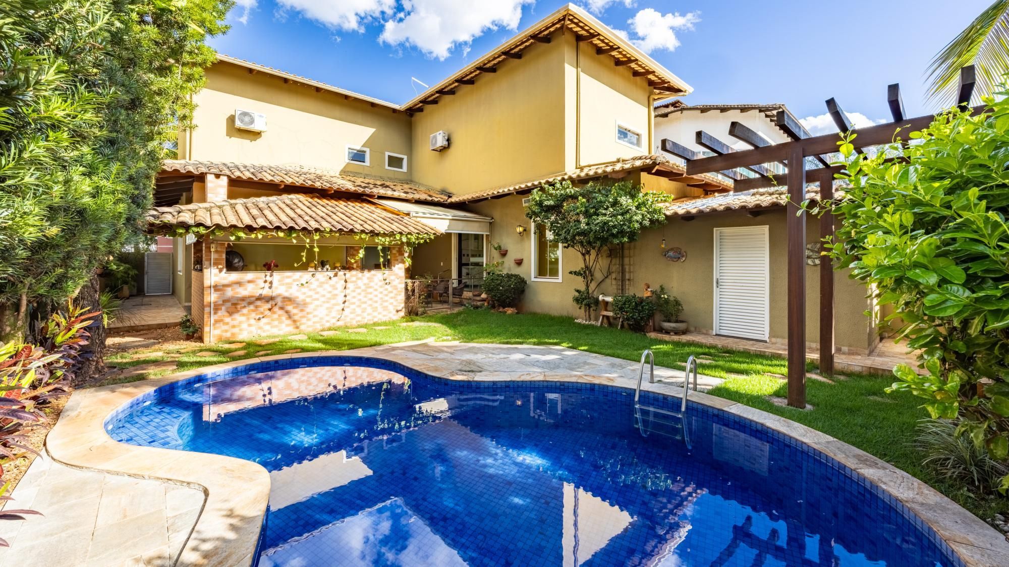 Sobrado com 5 quartos, lazer completo, piscina e jardim no Residencial Granville — foto 1
