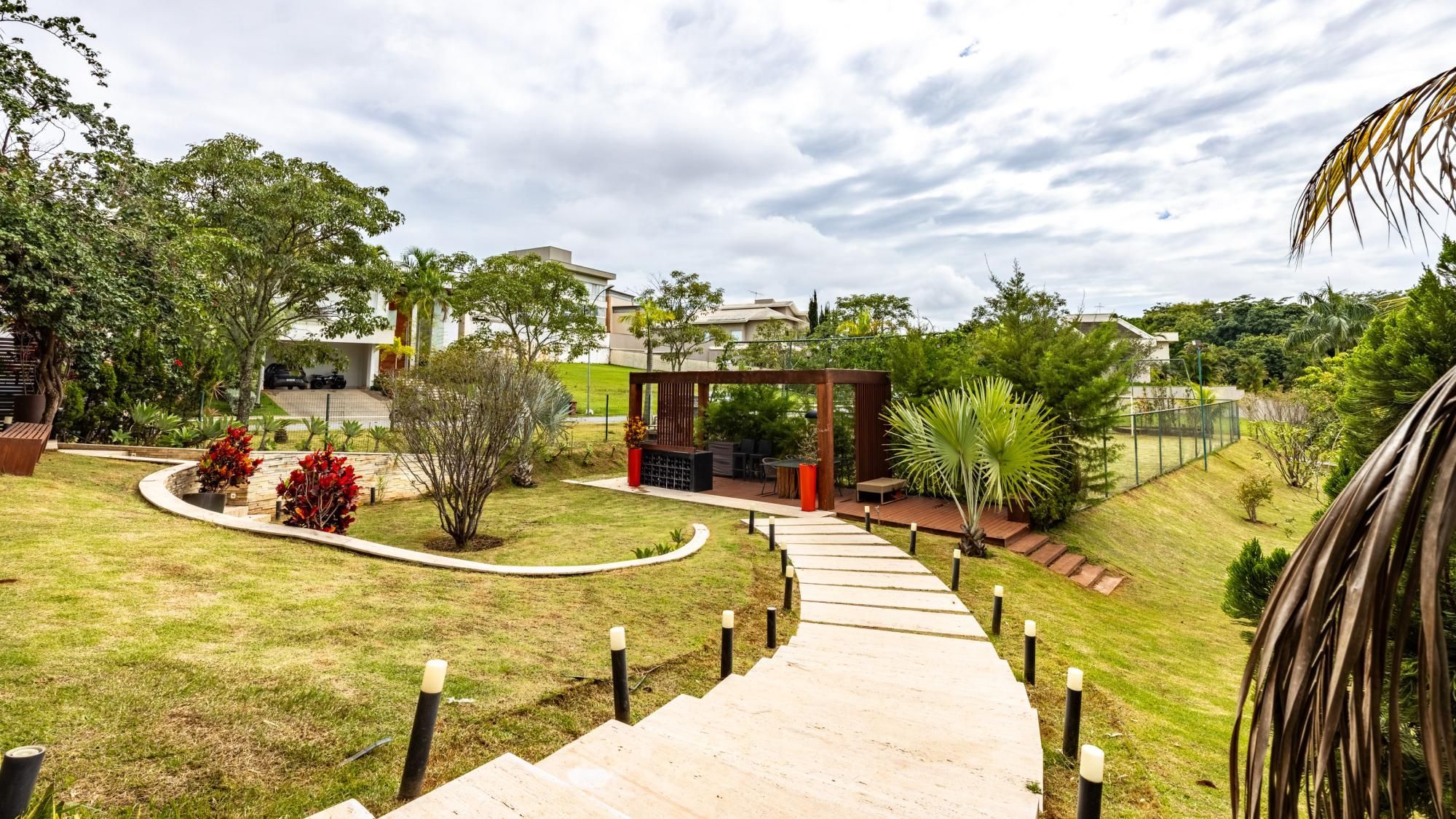 Casa para aluguel no Alphaville Araguaia com 5 suítes e lazer completo