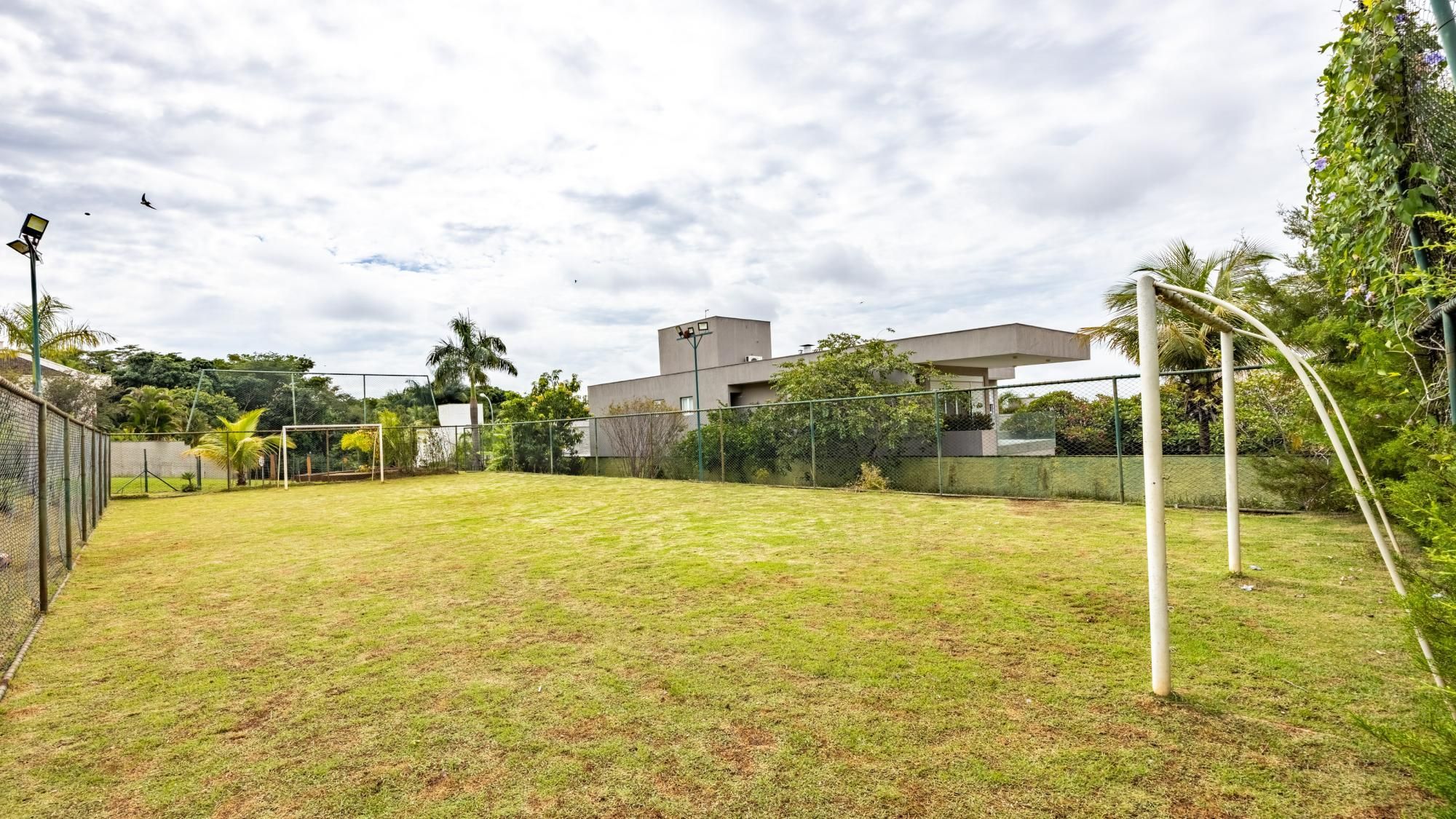 Casa para aluguel no Alphaville Araguaia com 5 suítes e lazer completo