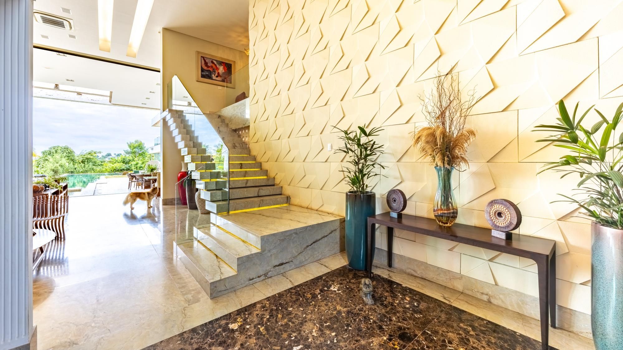 Casa para aluguel no Alphaville Araguaia com 5 suítes e lazer completo
