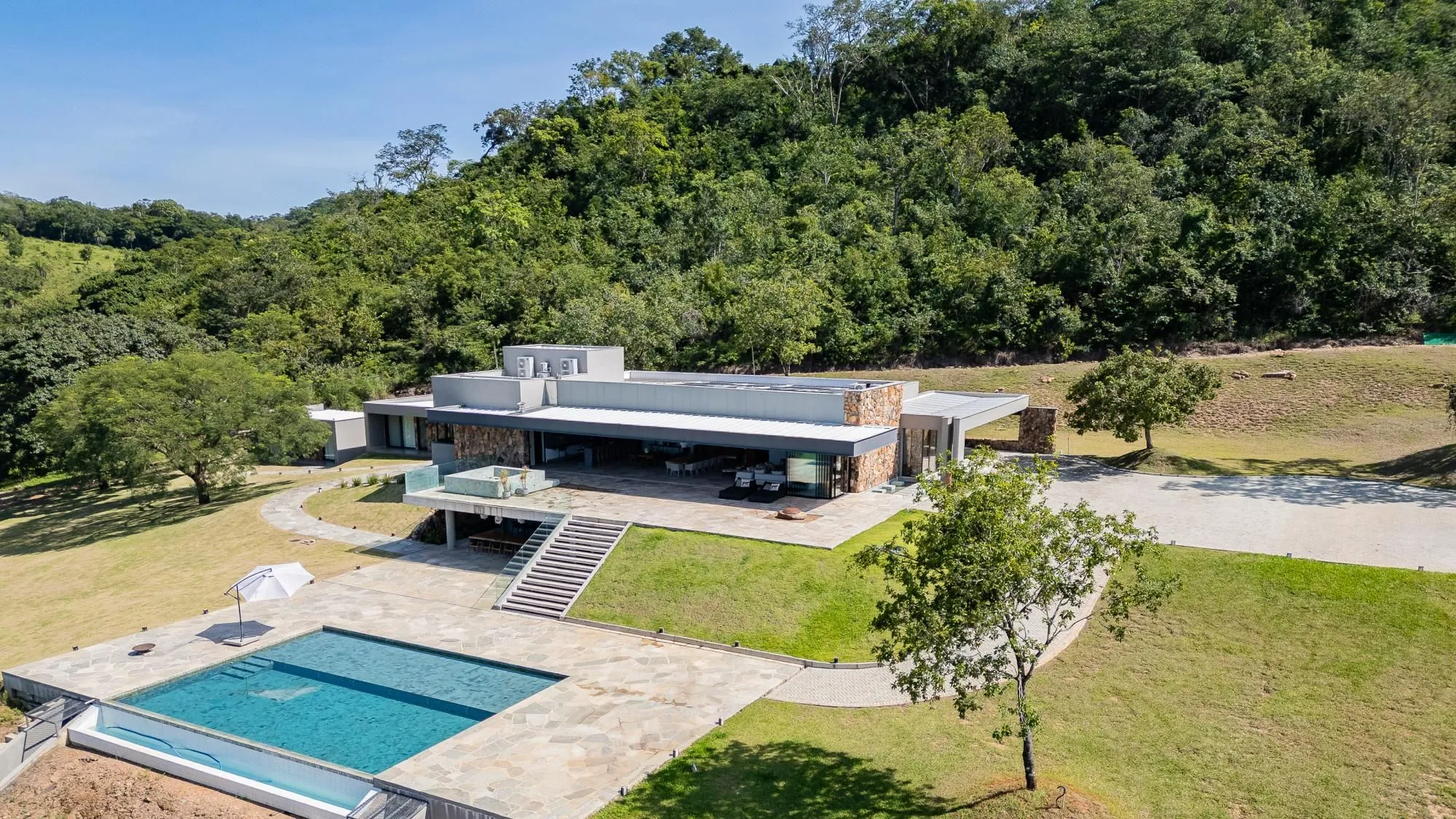 Estância de Alto Luxo em Pirenópolis com 11,81 ha, vista para a serra e estrutur