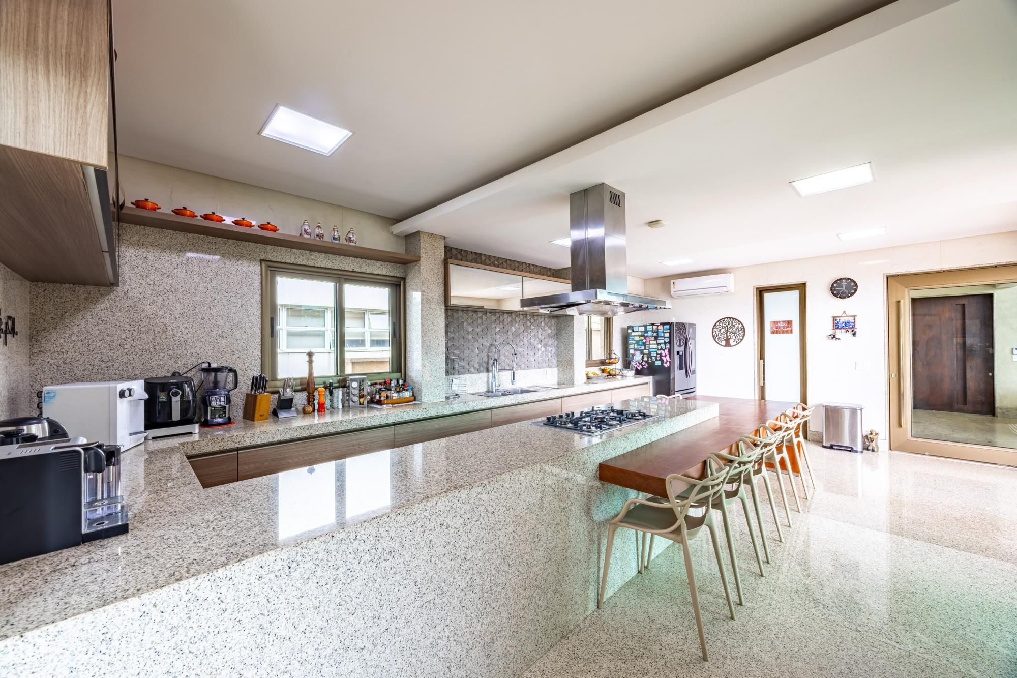 Casa para aluguel no Alphaville Araguaia com 5 suítes e lazer completo