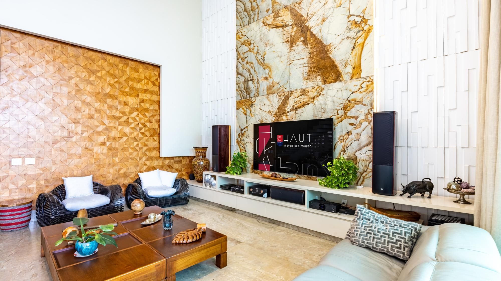 Casa para aluguel no Alphaville Araguaia com 5 suítes e lazer completo
