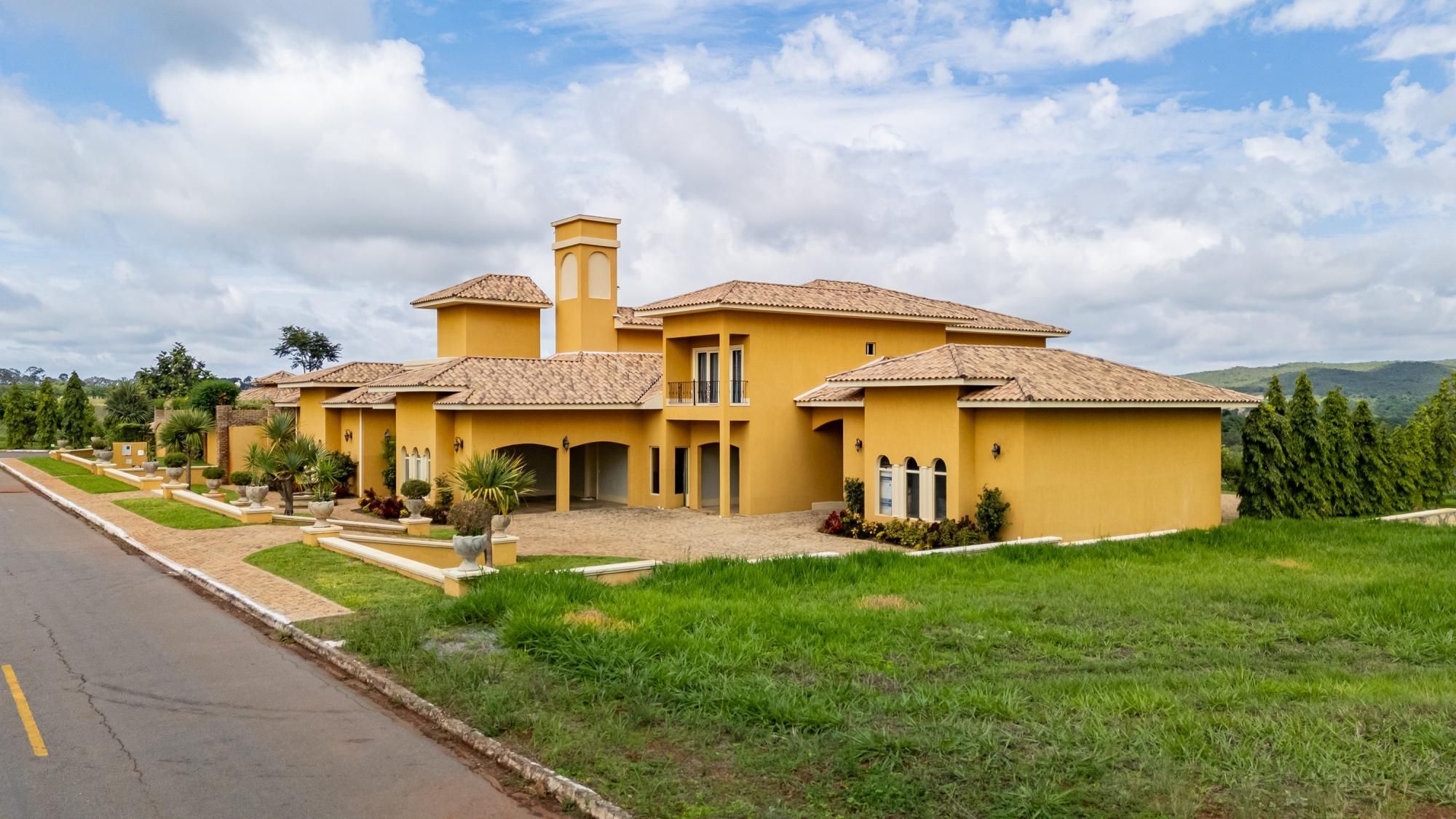 Casa com 4 suítes e lazer completo em Hidrolândia