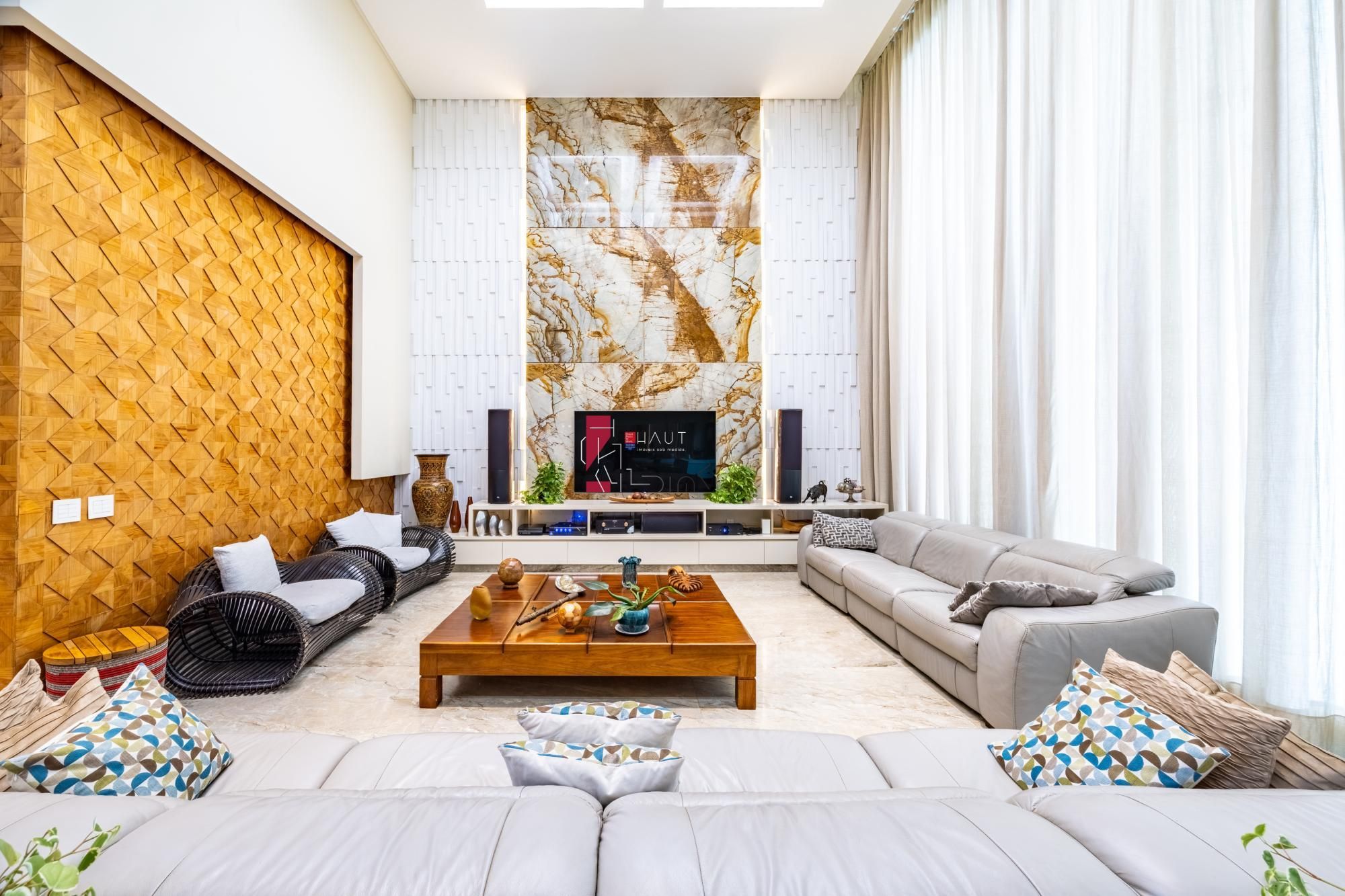 Casa para aluguel no Alphaville Araguaia com 5 suítes e lazer completo