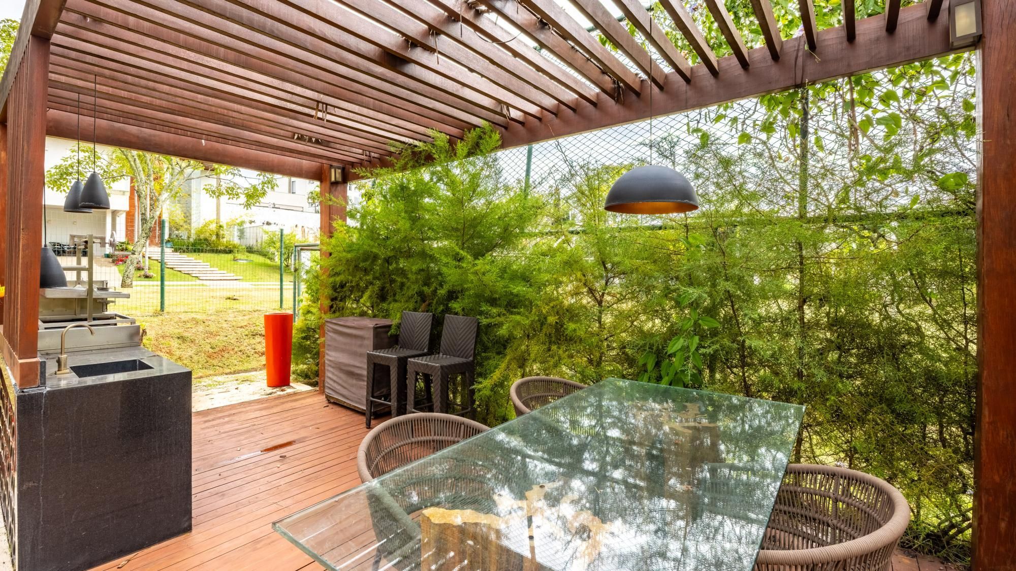 Casa para aluguel no Alphaville Araguaia com 5 suítes e lazer completo