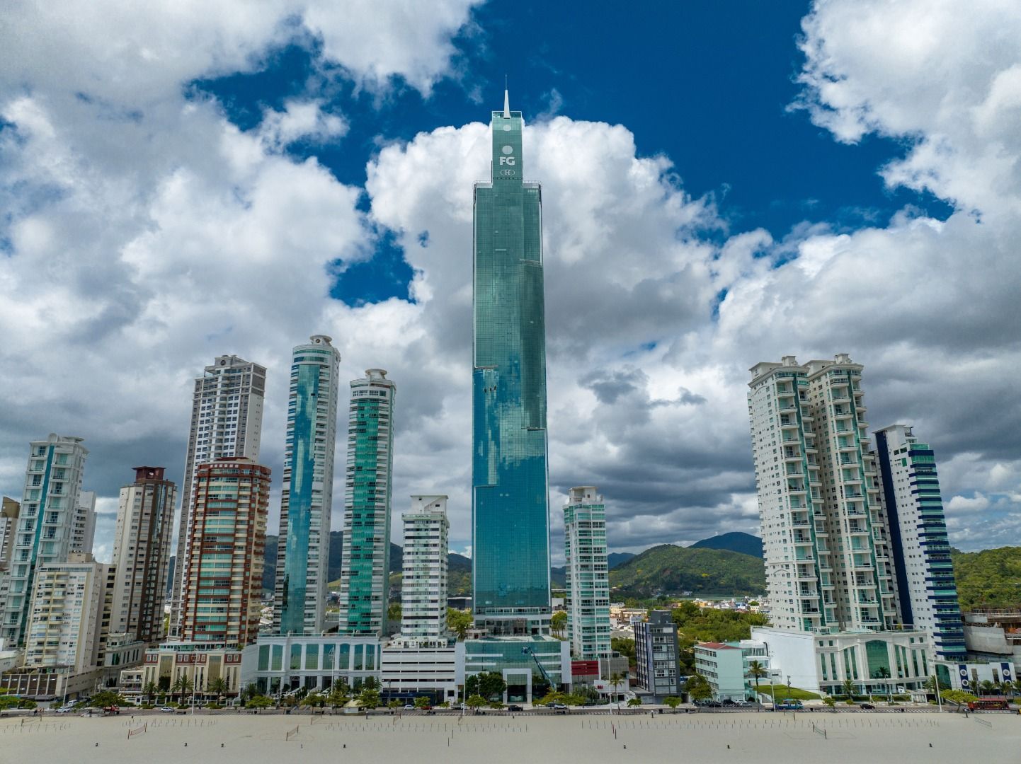 Apartamento frente mar no Ed.  One Tower em Balneário Camboriú