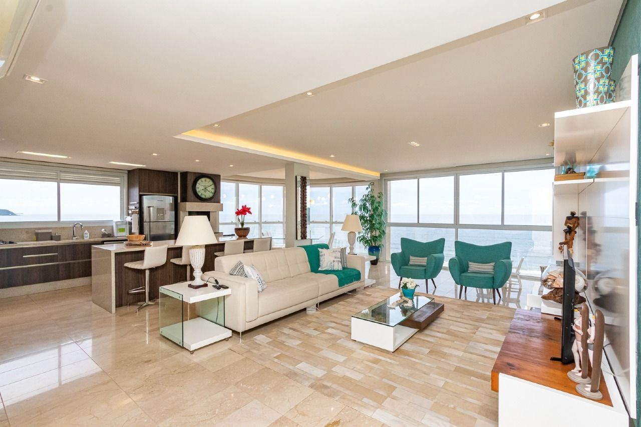 Apartamento Frente Mar no Ed. Quintas do Arpoador