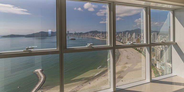 Apartamento no Ed. Infinity Coast