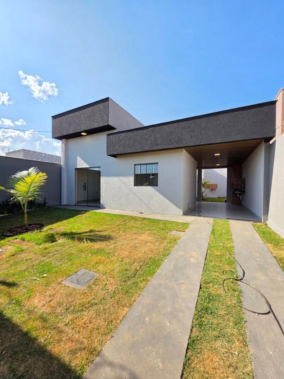 Casa à venda com 3 quartos, 101m² - Foto 1