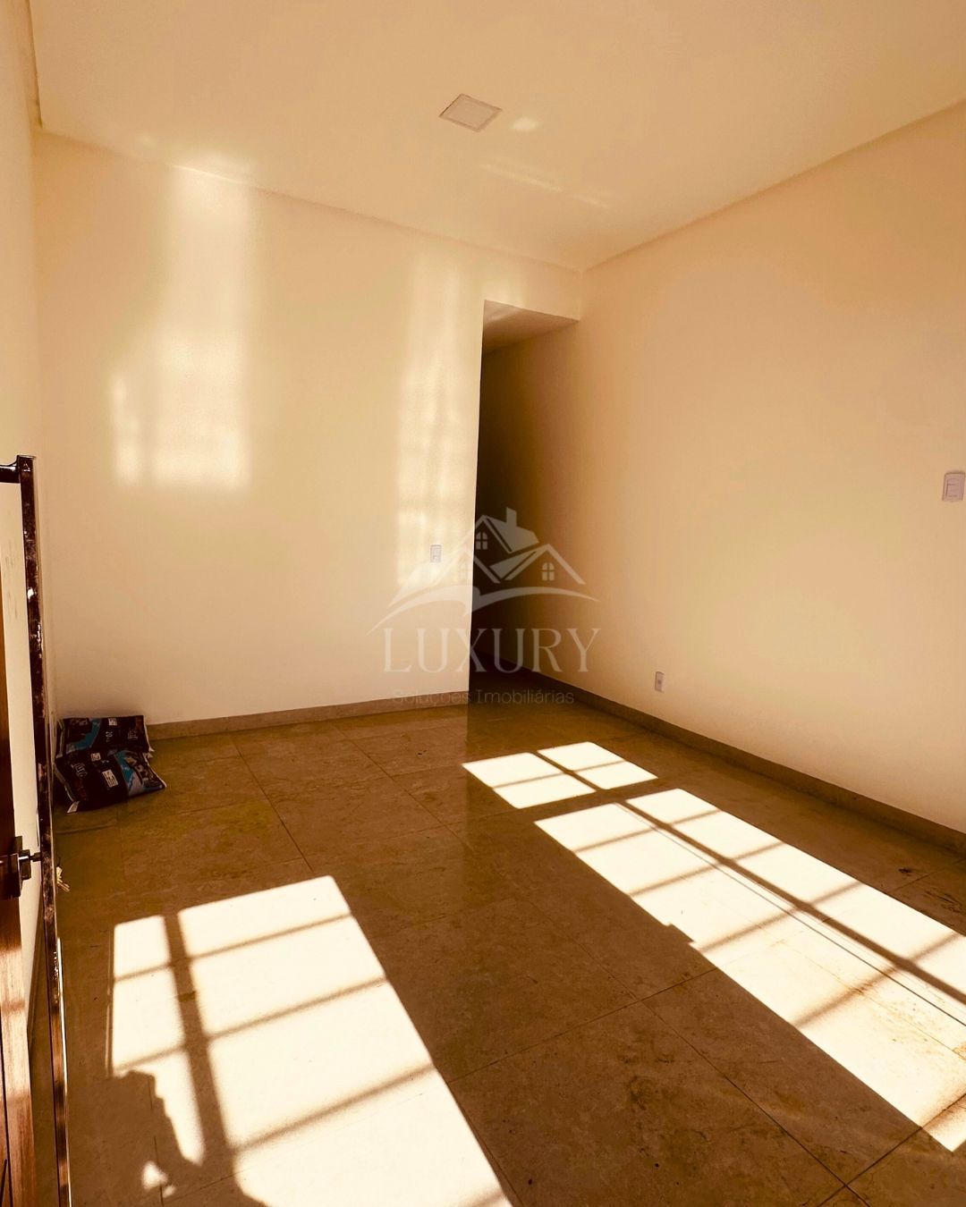 Casa à venda com 3 quartos, 100m² - Foto 2