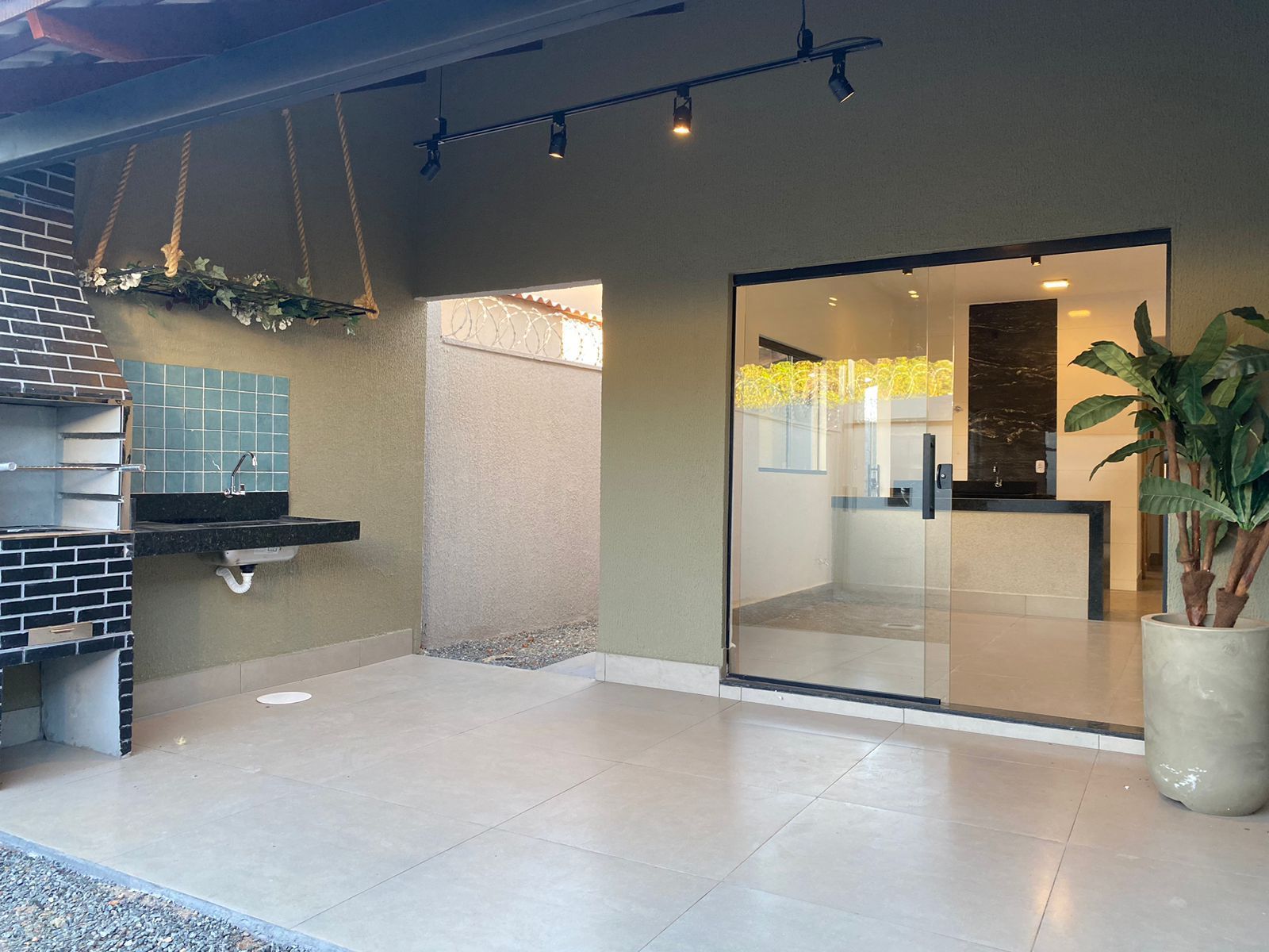 Casa à venda com 2 quartos, 89m² - Foto 1