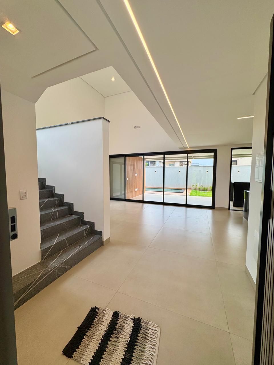 Casa de Condomínio à venda com 4 quartos, 251m² - Foto 3