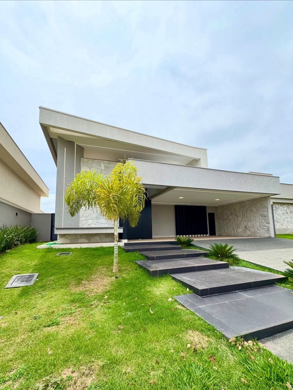 Casa de Condomínio à venda com 4 quartos, 325m² - Foto 2