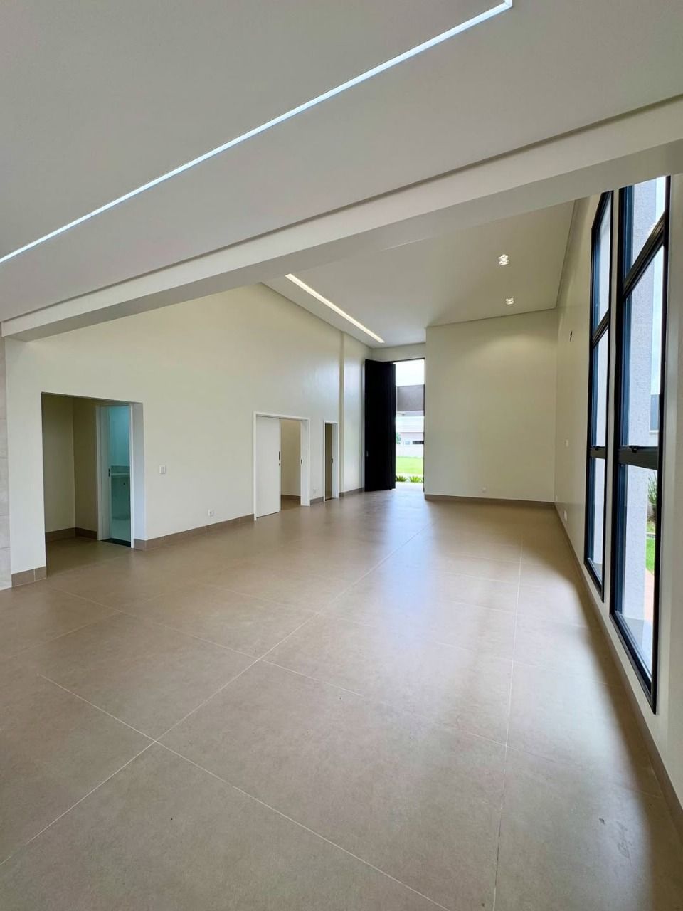 Casa de Condomínio à venda com 4 quartos, 325m² - Foto 3
