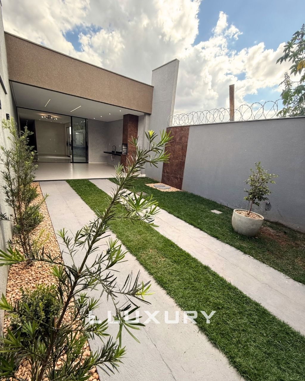 Casa à venda com 3 quartos, 103m² - Foto 1