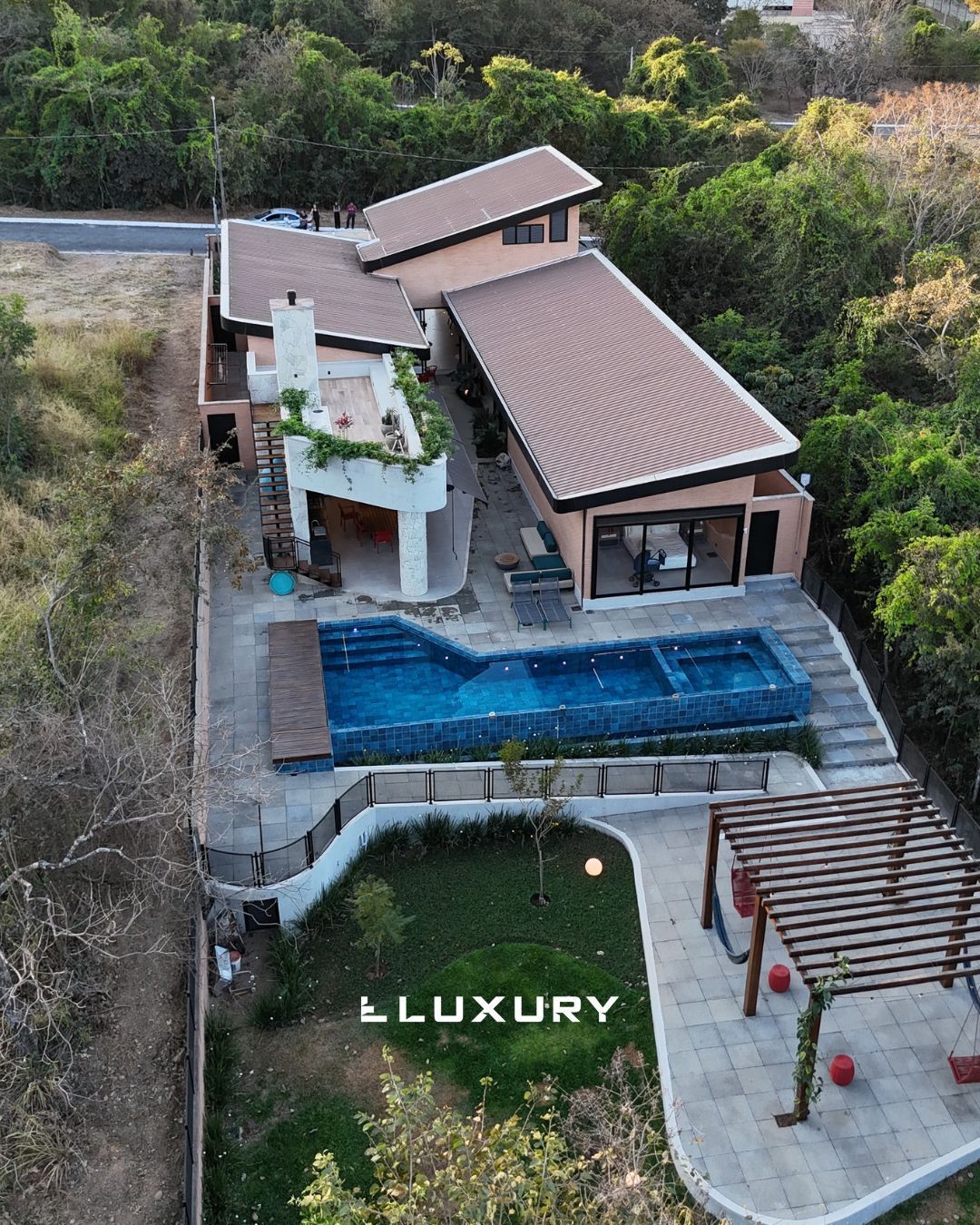 Casa de Condomínio à venda com 4 quartos, 365m² - Foto 1