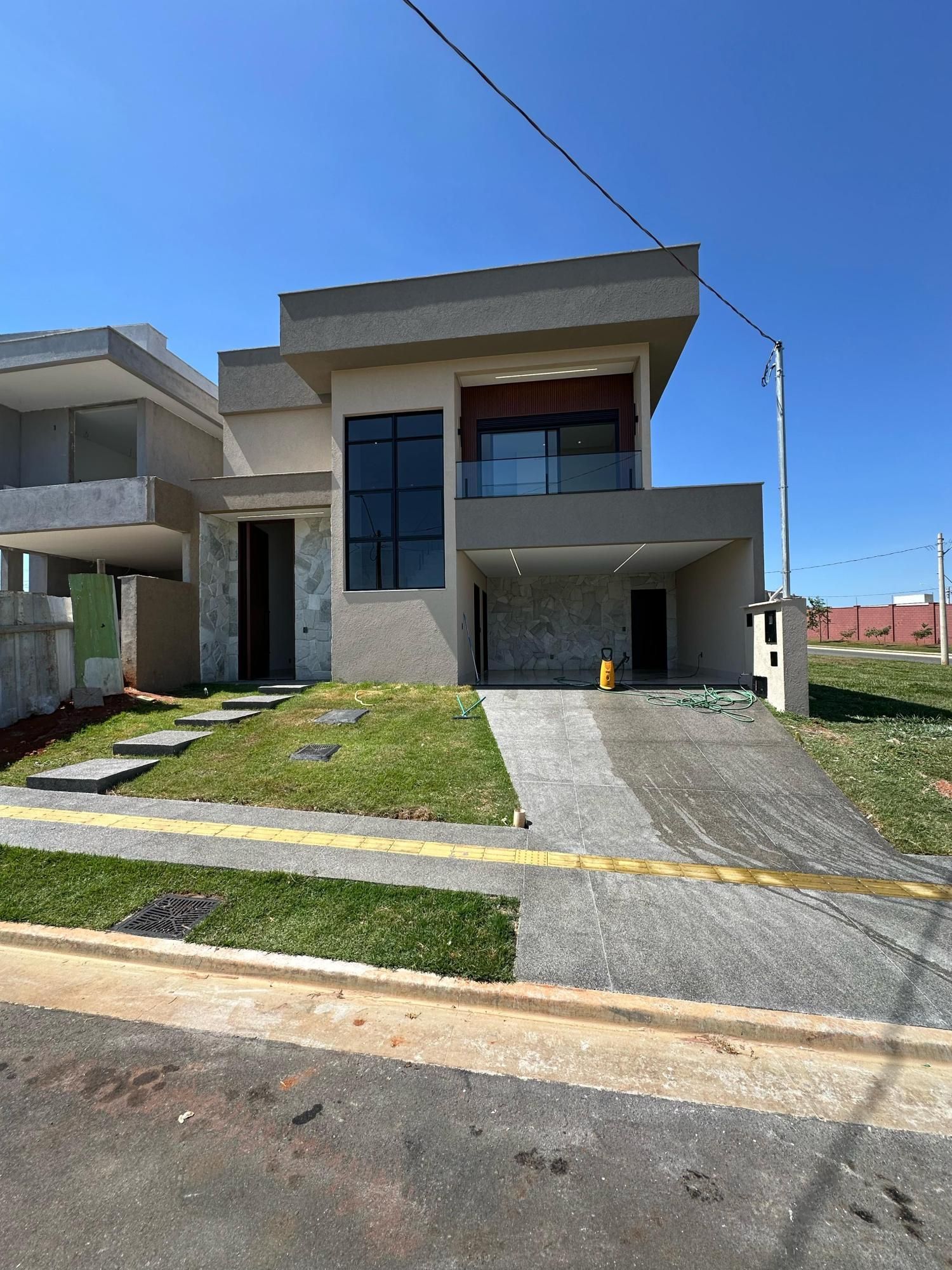 Casa de Condomínio à venda com 3 quartos, 230m² - Foto 1