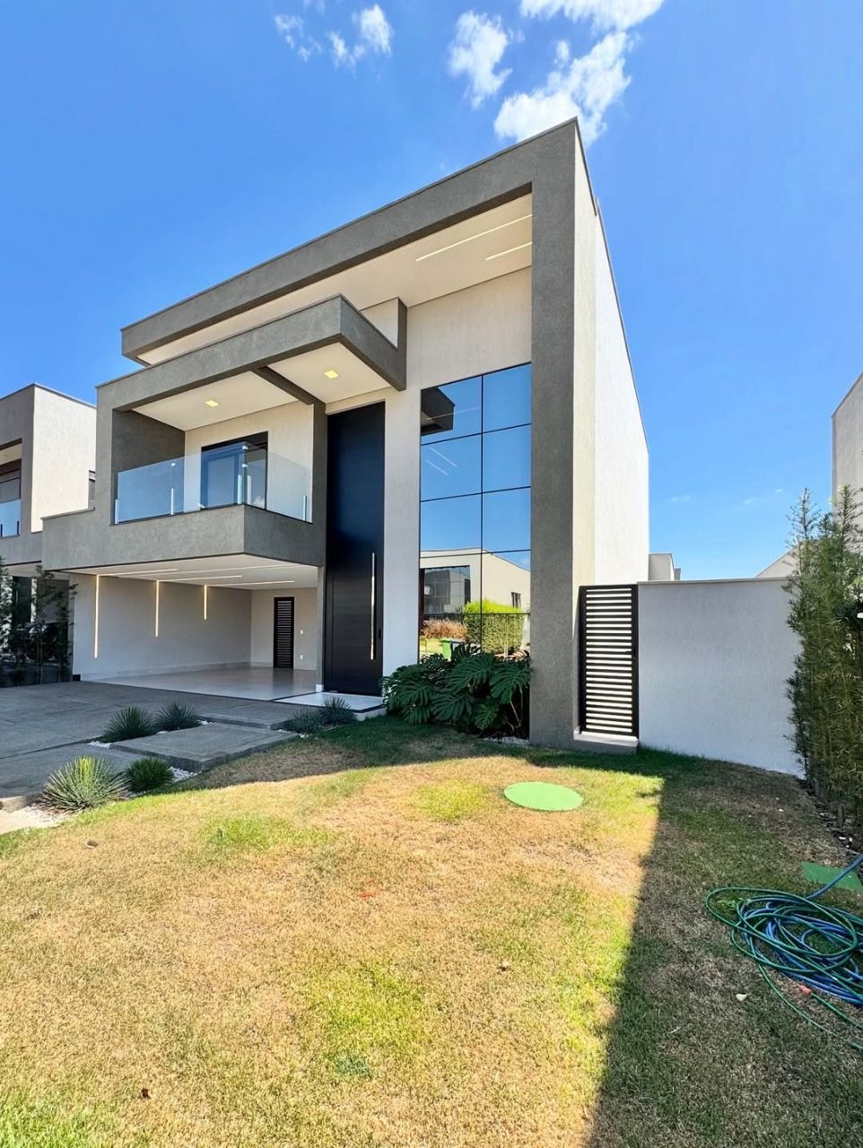 Casa de Condomínio à venda com 4 quartos, 270m² - Foto 2