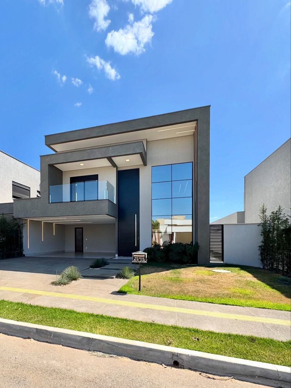 Casa de Condomínio à venda com 4 quartos, 270m² - Foto 1