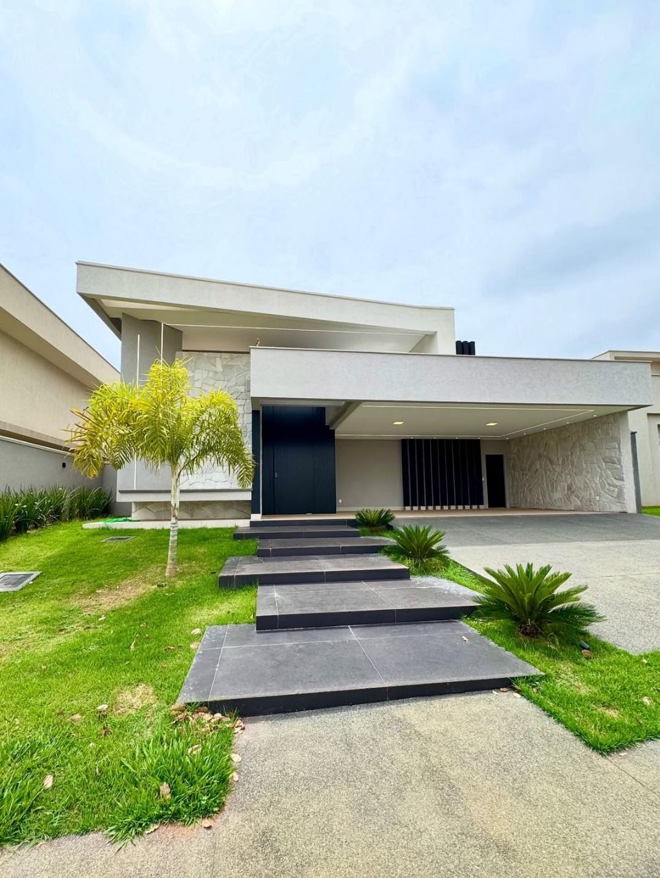 Casa de Condomínio à venda com 4 quartos, 325m² - Foto 1