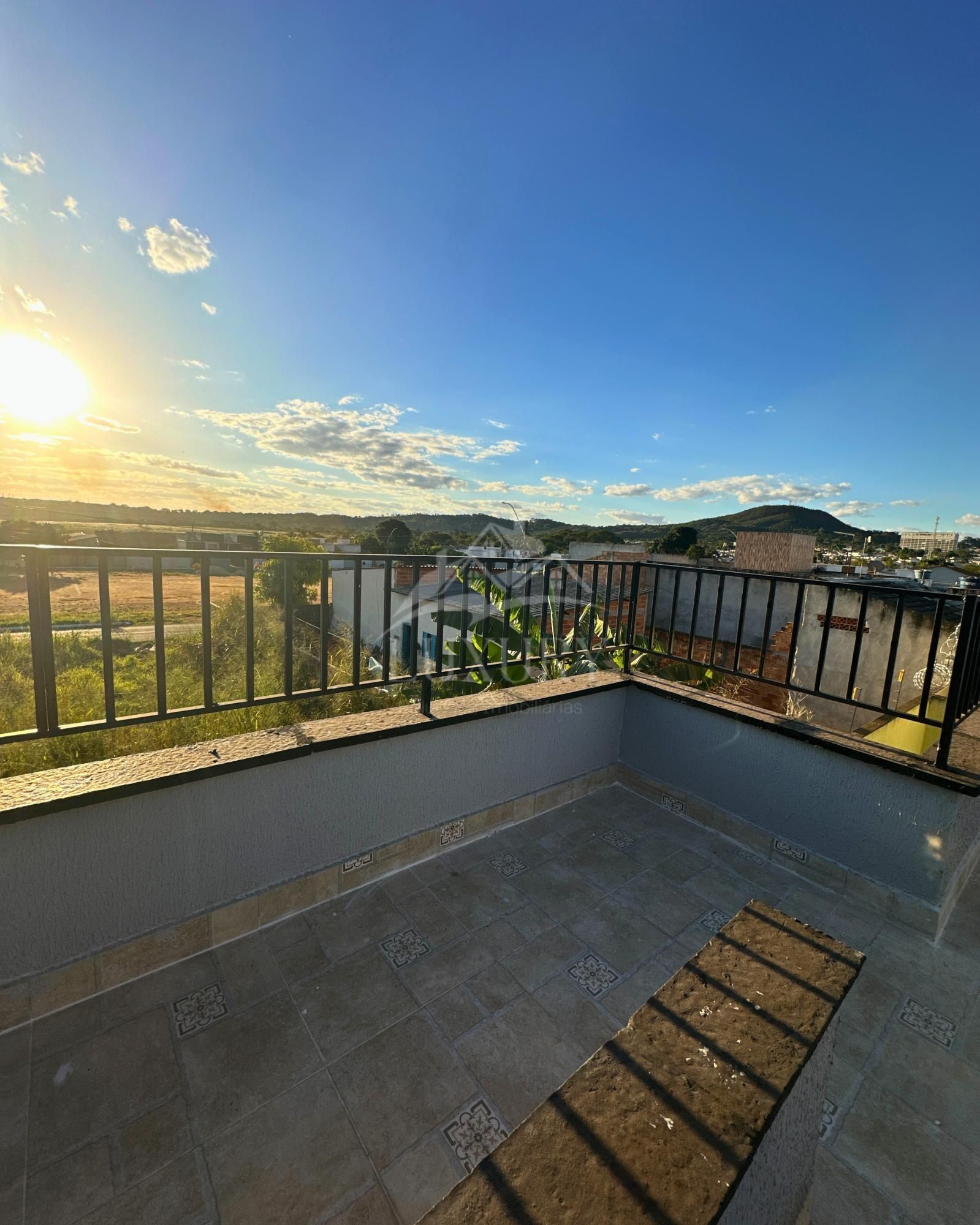Casa à venda com 3 quartos, 129m² - Foto 1