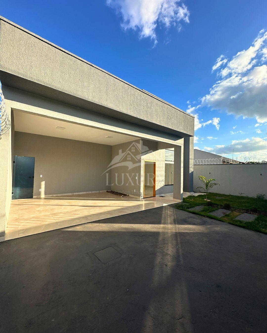 Casa à venda com 3 quartos, 218m² - Foto 2