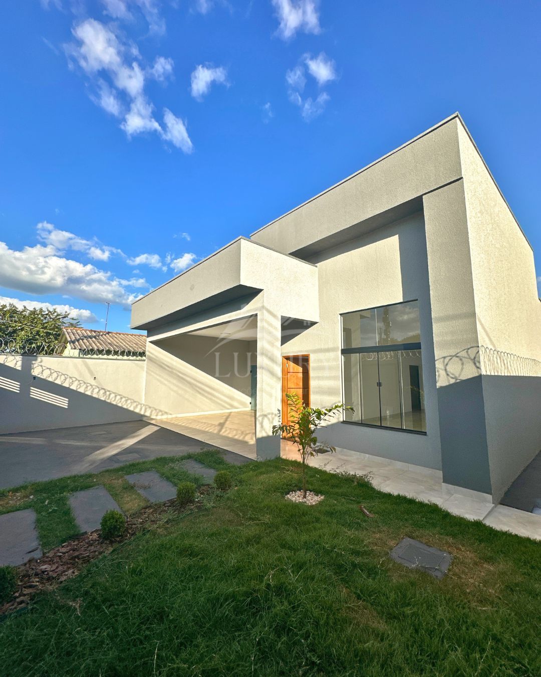 Casa à venda com 3 quartos, 218m² - Foto 1
