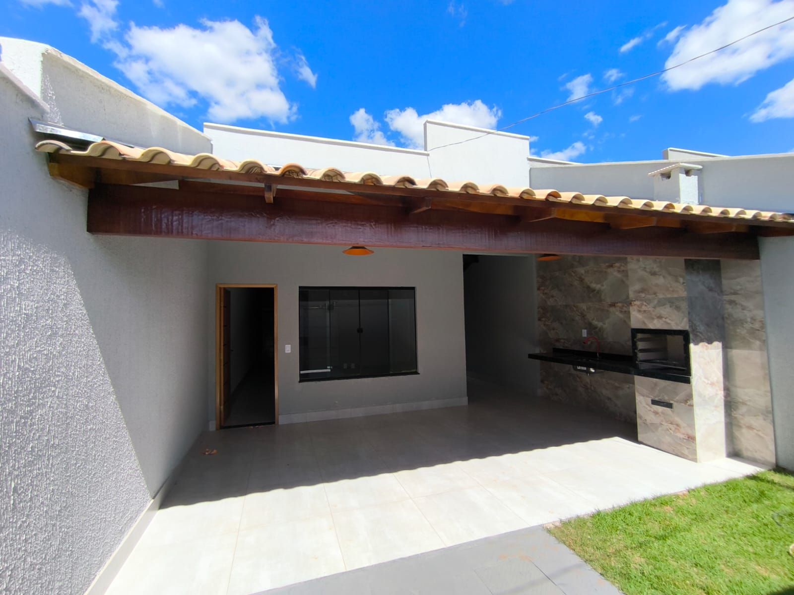 Casa à venda com 3 quartos, 100m² - Foto 1